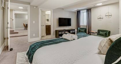 Institute Den! Downtown Modern Basement Suite