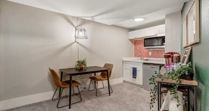 Institute Den! Downtown Modern Basement Suite