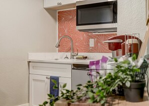 Refrigerador, microondas, cafetera y tetera y periquera 