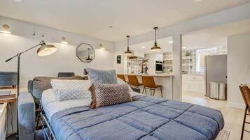 2 slaapkamers, een bureau, een strijkplank/strijkijzer, reisbedje