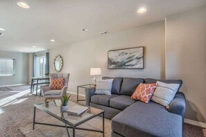 TV - Lindenmere Retreat! Private Suite w Fire Pit (Monument)