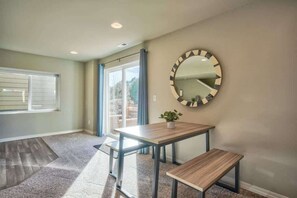 Dining - Lindenmere Retreat! Private Suite w Fire Pit (Monument)