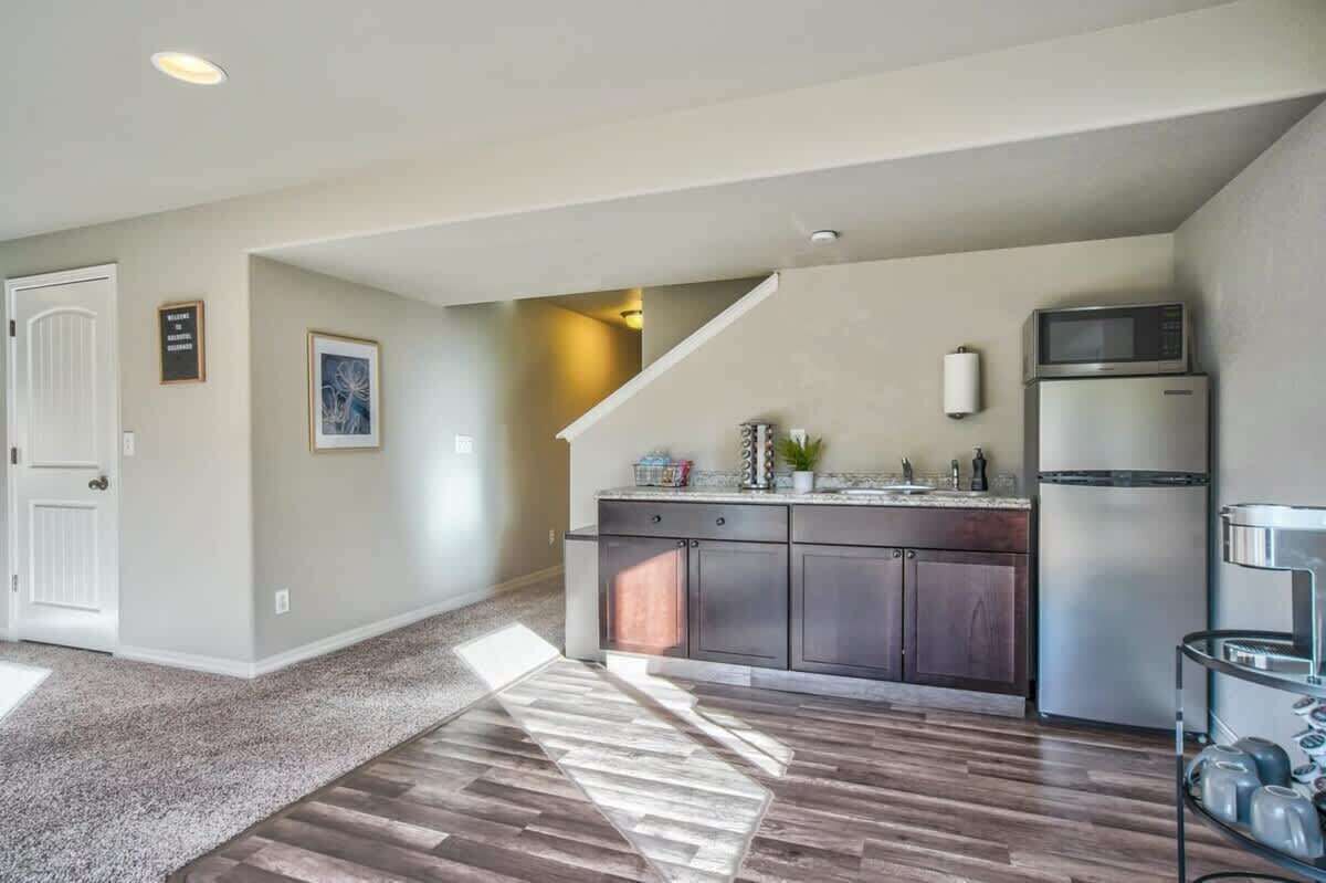 Fridge, microwave, dishwasher, coffee/tea maker