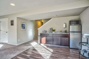 ثلاجة، ميكروويف، غسالة أطباق، ماكينة لصنع القهوة/الشاي