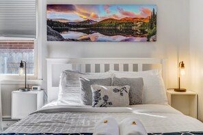 3 室のベッドルーム、デスク、アイロン / アイロン台、旅行用ベビーベッド