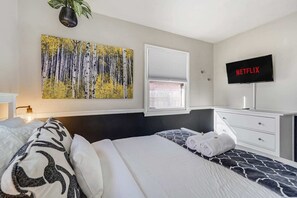 3 chambres, bureau, fer et planche à repasser, lit de bébé portatif