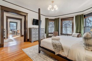 5 bedrooms, desk, iron/ironing board, travel cot - Noble Manor: Stylish Retreat w/ Hot Tub & BBQ (Colorado Springs)