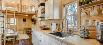 Red Rock Roost! Posh Studio near Hiking Trails