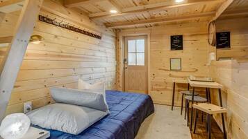 1 habitación, tabla de planchar con plancha, cuna de viaje y wifi
