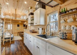 Interior - Red Rock Roost! Posh Studio near Hiking Trails (Colorado Springs)