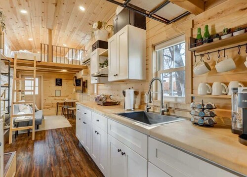 Red Rock Roost! Posh Studio near Hiking Trails