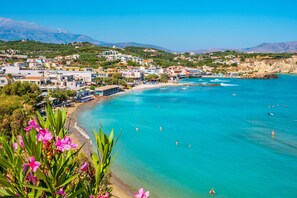 Playa en los alrededores, camastros y toallas de playa 