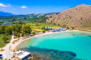Playa en los alrededores, camastros y toallas de playa 
