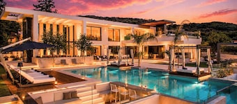 The One Villa: 3’ to Beach / 3 Pools / Jacuzzi / Outdoor Cinema / Tennis Court