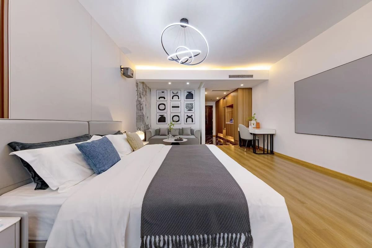 Deluxe King Room | Desk, laptop workspace, blackout drapes, soundproofing