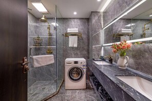 Hair dryer, slippers, towels - Beijing Mengfei Hotel (Beijing)