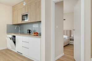 Apartamento, 1 quarto, sacada, ao lado da montanha | Cozinha privada | Micro-ondas, lava-louças, talheres/pratos/utensílios de cozinha, freezer