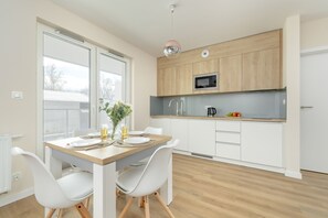 Apartamento, 1 quarto, sacada, ao lado da montanha | Cozinha privada | Micro-ondas, lava-louças, talheres/pratos/utensílios de cozinha, freezer