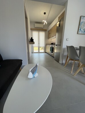 Apartment, 2 Bedrooms, Accessible, Smoking | Living room