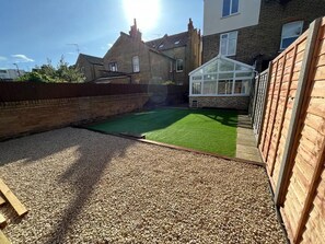 Property grounds - Ealing W13 - Modern and Stylish Broughton 2Bed/2Bath GF Flat with Lovely Garden (Greater London)