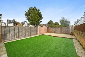Property grounds - Modern and Stylish 2Bed/2Bath Ground Floor Flat with Lovely Garden (Greater London)