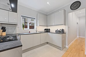 Private kitchen - Modern and Stylish 2Bed/2Bath Ground Floor Flat with Lovely Garden (Greater London)