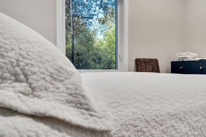 2 dormitorios, escritorio, tabla de planchar con plancha y cuna de viaje