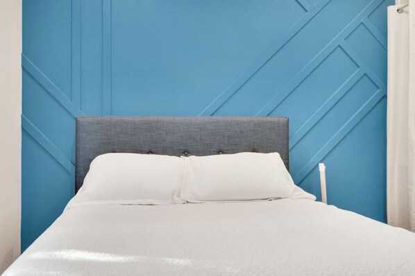 2 makuuhuonetta, työpöytä, silitysrauta/-lauta, vauvan matkasänky