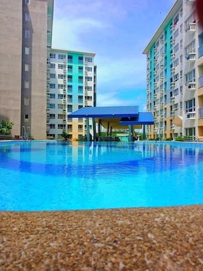 2 outdoor pools - Seawind Staycation (Davao)