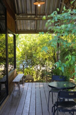 Signature-Ferienhütte, 1 Schlafzimmer, Terrasse, Gartenblick | Terrasse/Patio