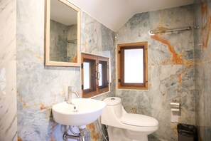 Design-Doppel- oder -Zweibettzimmer, Kochnische, Gartenblick | Badezimmer | Dusche, Regendusche, kostenlose Toilettenartikel, Haartrockner