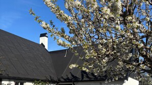Ein Holzschild mit der Aufschrift 'B&B', das ein Bed and Breakfast anzeigt.