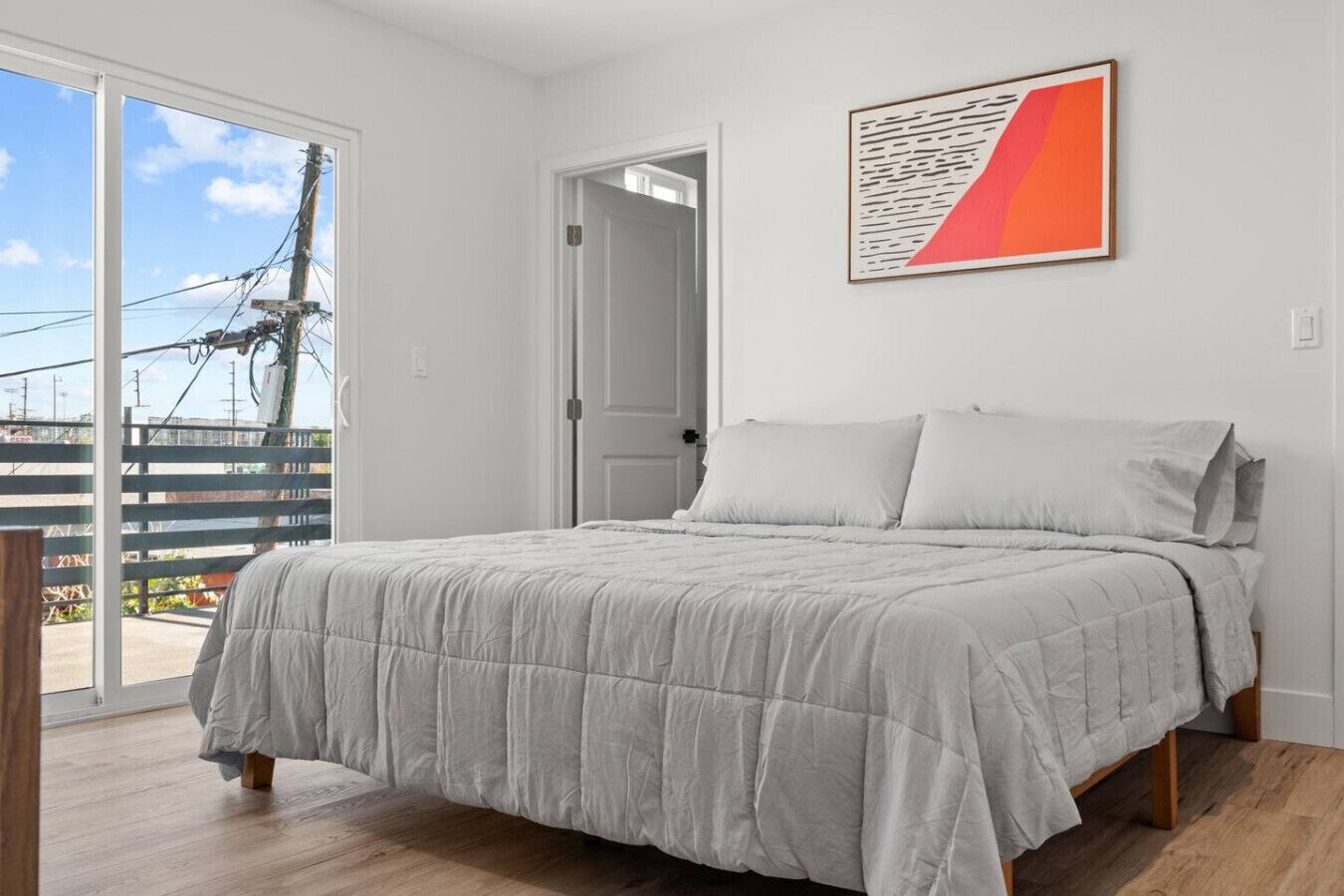 6 soverom, skrivebord, strykejern/-brett og reiseseng for barn