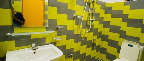 Un baño con lavamanos, inodoro y espejo.