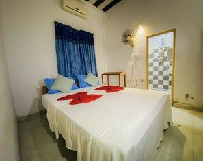 Chambre Double Deluxe | Ameublement personnalisé, bureau, chambres insonorisées