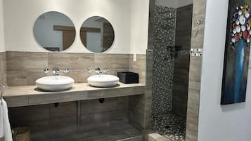 Room 5 Family Suite | Badezimmer | Badewanne und Dusche (separat), Komfortbadewanne, Regendusche