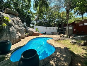 Una piscina al aire libre