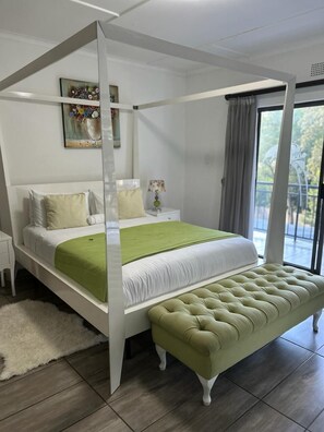 Egyptian cotton sheets, premium bedding, pillow-top beds, desk - Calla Lily Boutique Guesthouse (Mbombela)