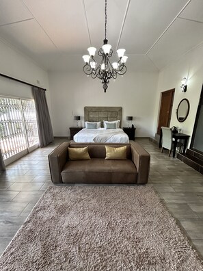 Egyptian cotton sheets, premium bedding, pillow-top beds, desk - Calla Lily Boutique Guesthouse (Mbombela)