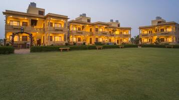 住宿正面 - 傍晚/夜晚