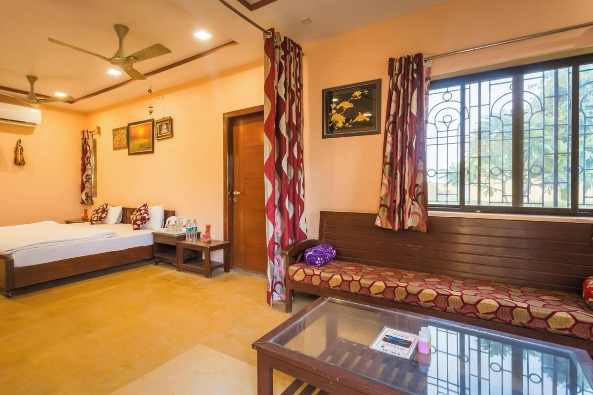 In-room safe, soundproofing, free WiFi, bed sheets
