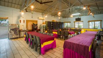 每日供应自助式早餐(每人 INR 250)