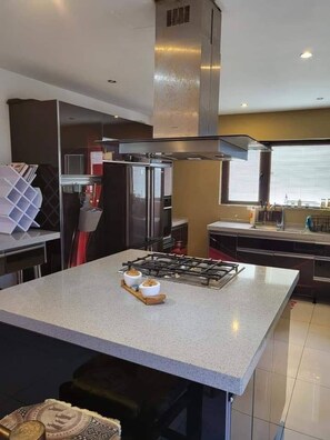 Private kitchen - Spacious 4 Bedroom Villa with covered private pool
(Port Louis)