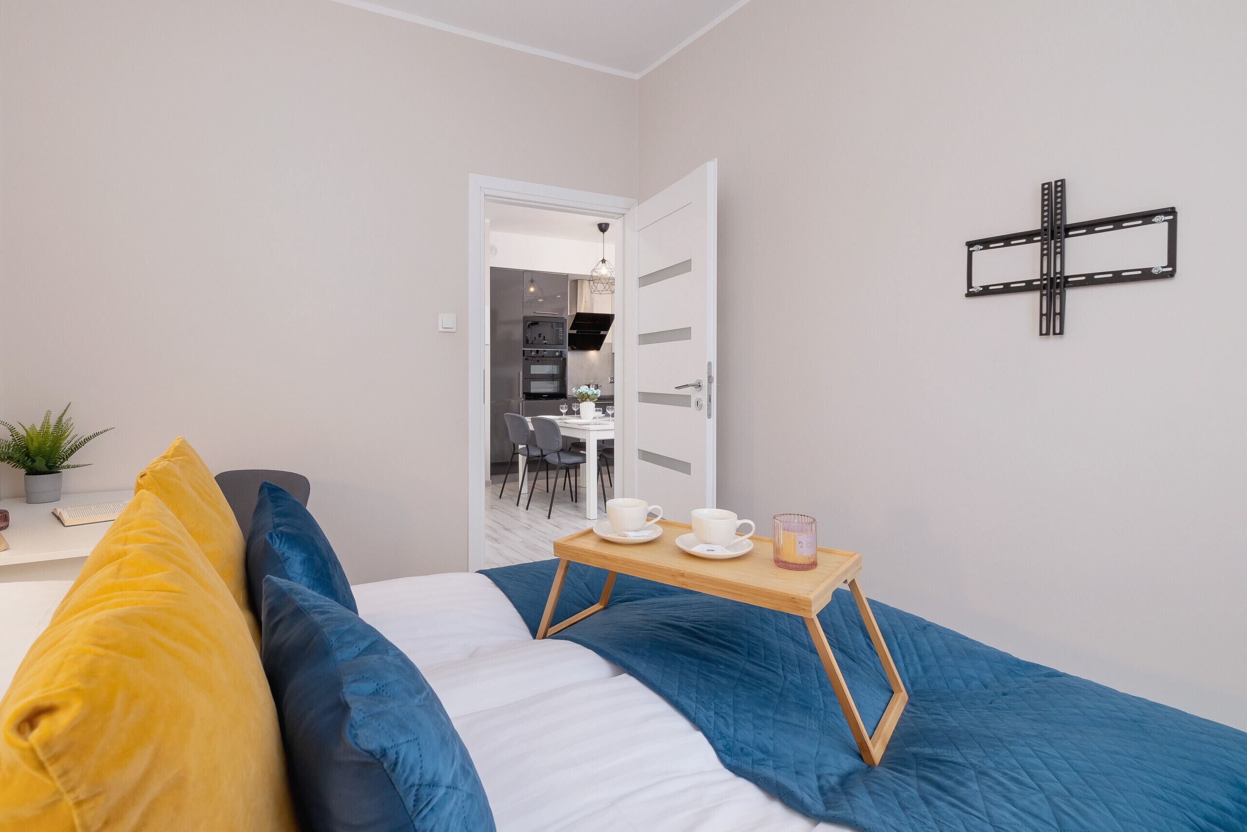 1 dormitorio, escritorio, cunas (de pago) y ropa de cama