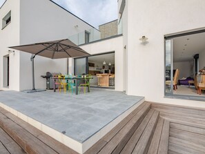 تناول الطعام بالخارج