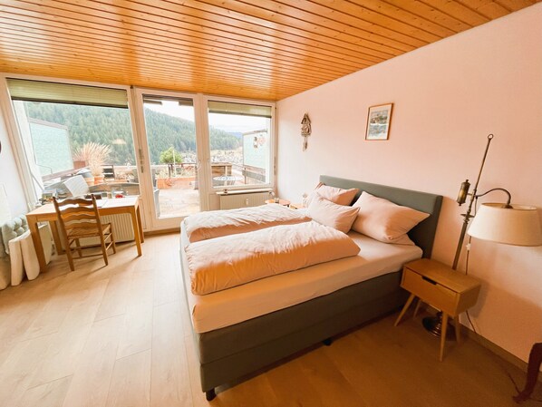 1 bedroom, desk, travel cot, free WiFi