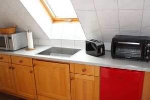 Kjøleskap, mikrobølgeovn, ovn og kokeplater