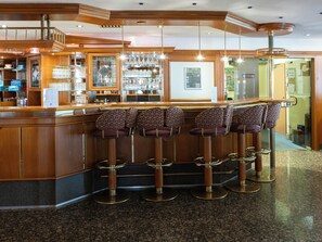 Bar (trong khuôn viên)
