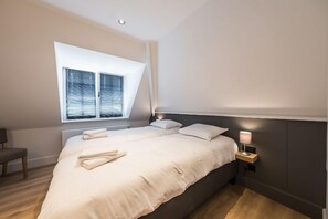 5 dormitorios, tabla de planchar con plancha, Internet