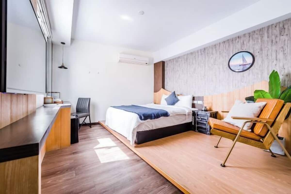 Blackout curtains, free WiFi, bed sheets